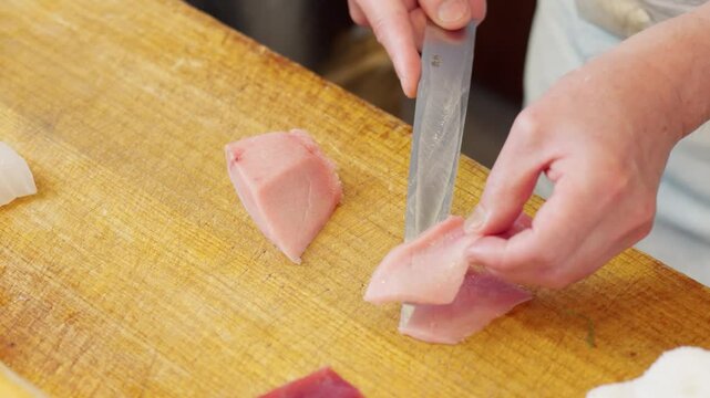 カジキマグロを切る和食の職人