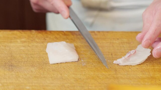 鯛を切る和食の職人