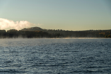 Zalew Soliński o poranku mgły 