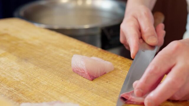 ブリを切る和食の職人