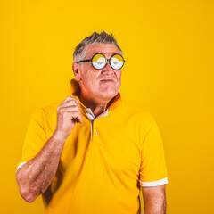 Mann mit lustiger Brille