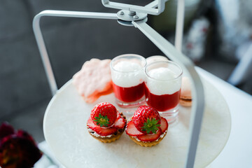 春の桜といちごのアフタヌーンティー
