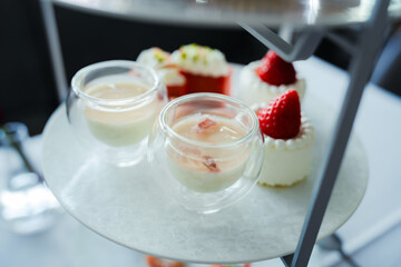 春の桜といちごのアフタヌーンティー