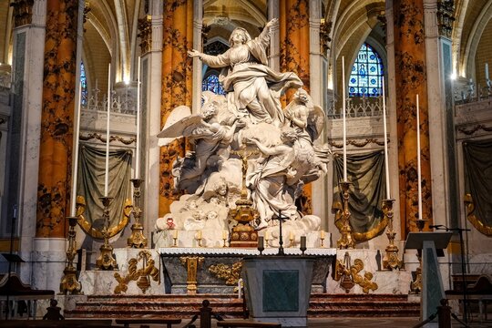 Ch&oelig;ur de la cath&eacute;drale Notre-Dame de Chartres, avec tons plus contrast&eacute;s