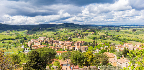 Obraz premium Panoramic view over houses and landscape of San Gimignano, Italy