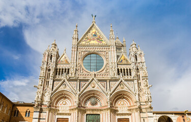 Naklejka premium Front facade of the historic cathedral in Siena, Italy