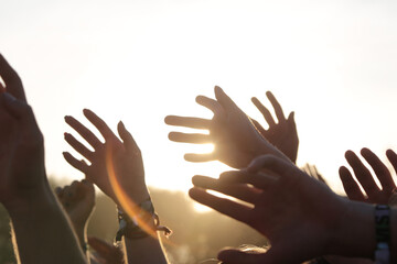 Hände von Zuschauern/Fans in der Luft auf einem Live Konzert