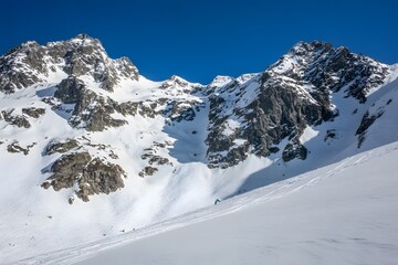 Obraz premium Snowy mountain peaks under clear blue sky