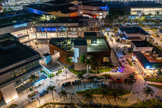 Esplanade at Aventura Mall , Aventura Florida, USA - 3/14/2025: 
Nighttime aerial shot of the new Esplanade section of Aventura Mall. 