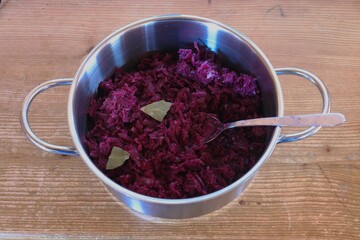Blaukraut im Topf mit Lobeerblätter