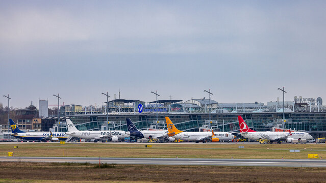 Mehrere Passagierflugzeuge verschiedener Fluggesellschaften, darunter Ryanair, Marabu, Lufthansa, Corendon Airlines und Turkish Airlines, stehen auf dem Vorfeld des N&uuml;rnberger Flughafens.