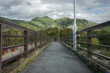 金石水管橋と山々の景色
