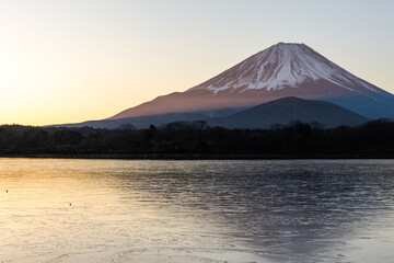 冬の精進湖と富士山
