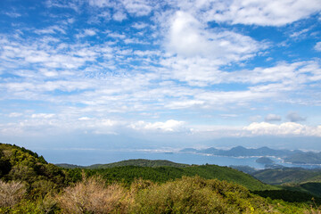 達磨山展望台から望む青い空と島々が浮かぶ美しい駿河湾の景色