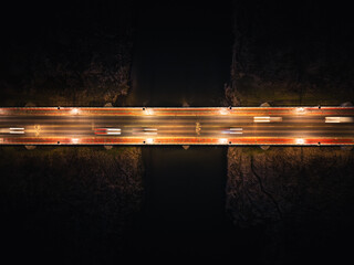 Światła uliczne nocą odbijające się od ciemnej powierzchni    © Kacper