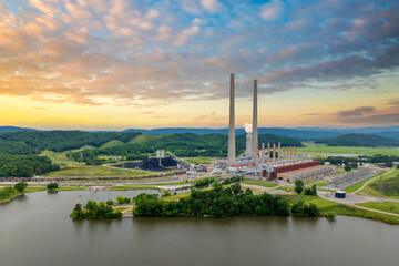 Obraz premium Electric energy production from fossil fuel. Kingston power station in Roane County near Kingston, Tennessee. Major coal-fired power plant producing electricity