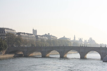 Matin brumeux sur la Seine à Paris. France
