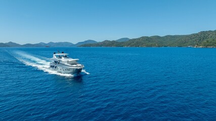 Naklejka premium Luxury yacht cruising in blue waters