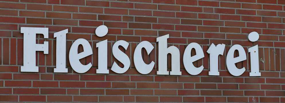 Schriftzug in wei&szlig; an einer Hauswand: Fleischerei