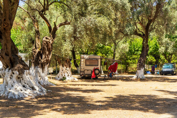 Obraz premium Family traveling with motorhome. Camping in Greece at dawn. Camping holiday at sea.