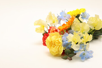 白背景の様々な花のブーケ