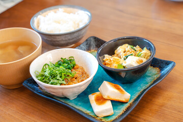 納豆ご飯と味噌汁の和朝食セット