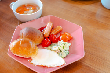 パンと目玉焼きの洋風朝食プレート