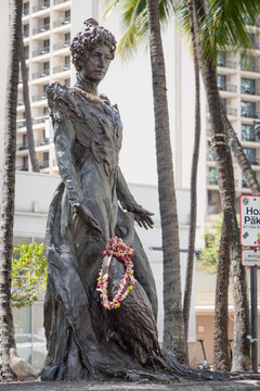 Statue of Princess Victoria Kaiulani Cleghorn feeding her beloved peacocks inside Waikiki's Kaiulani Triangle Park.