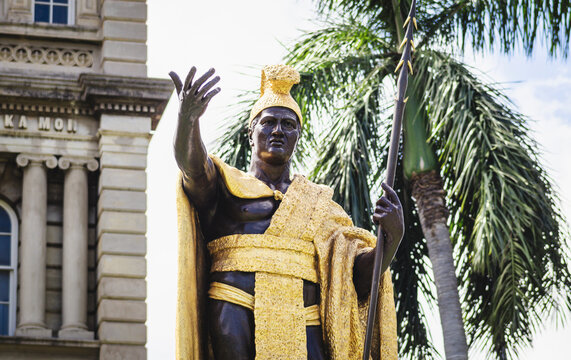 King Kamehameha statue at the front of Ali'iolani Hale, home to the Hawaiʻi State Supreme Court, Honolulu.