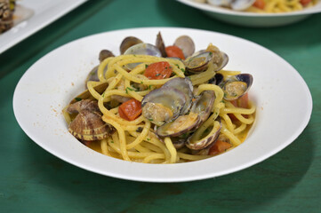 spaghetti con le vonglese servito in un piatto bianco al ristorante