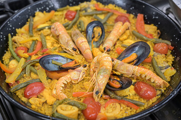 pentola di paella spagnola pronta per la cottura nel forno