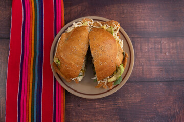 Vista superior de cemita poblana sobre mesa. platillo típico local. México