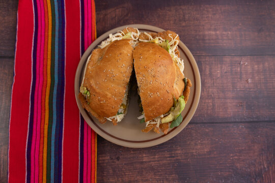 Vista superior de cemita poblana sobre mesa. platillo t&iacute;pico local. M&eacute;xico