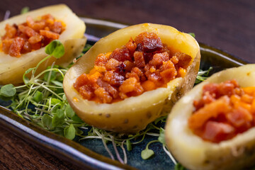 Batata com cheddar e bacon