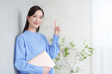 パソコンを使うビジネスマン女性