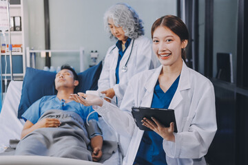 Obraz premium Nurse giving assistance to senior patient with disease in bed. Medical assistant and doctor doing healthcare checkup for pensioner with oxygen tube and IV drip bag in hospital ward.