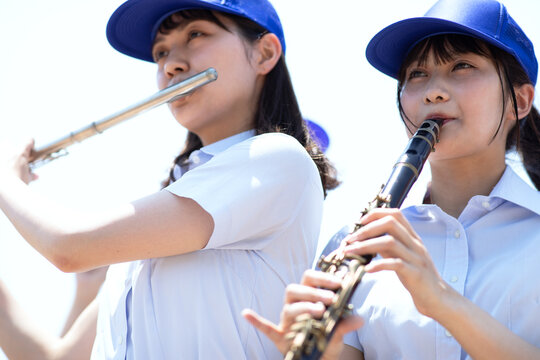 楽器を持って応援する高校生