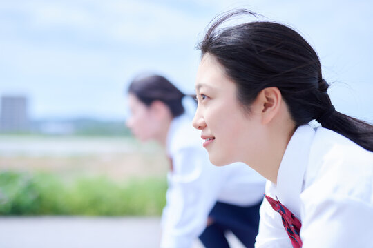 前を向いて走り出そうとする高校生