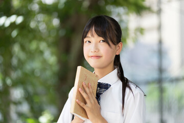 読書をする中学生