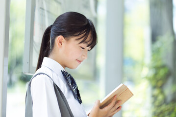 バス停に座る中学生
