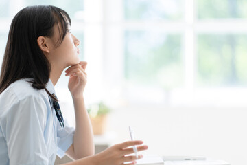 Obraz premium 自宅で勉強する学生