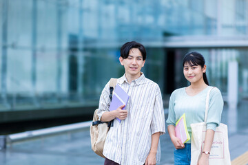 ノートを持った大学生