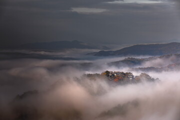 紅葉の備中松山城。