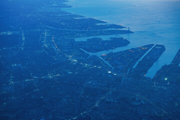 飛行機の窓から見下ろした夕方の街並み