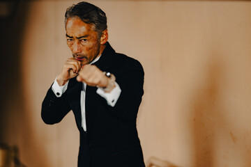 パンチを繰り出す、戦うシニア男性