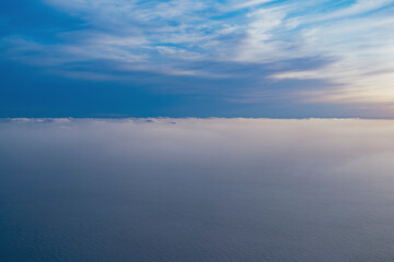 旅客機の窓からの夕景