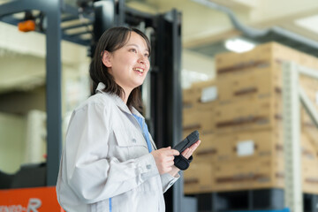 倉庫で働く若い女性作業員