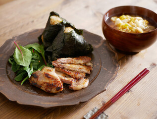 炊き込みご飯おにぎりと豚肉の塩麹漬け焼き