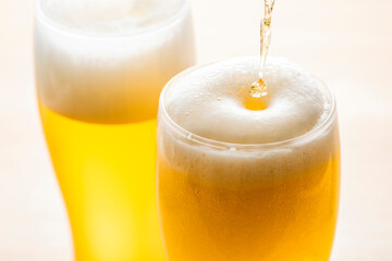 ビールをグラスに注ぐ