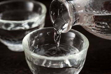 日本酒を猪口に注ぎ入れる